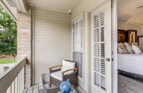 Barker House | Houston Retreat with Smart TVs Walk to Golf Course!