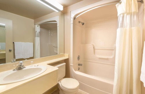 Tillsonburg Hotel | Howard Johnson by Wyndham Tillsonburg