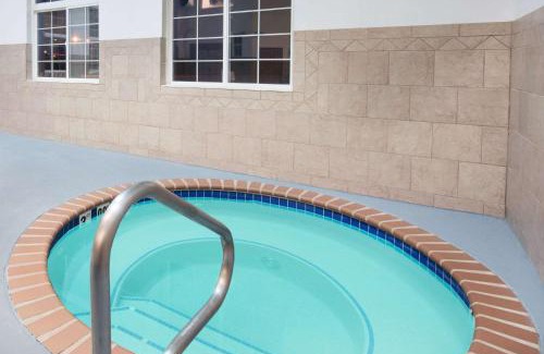 Oacoma Hotel | Howard Johnson by Wyndham Oacoma Hotel & Suites