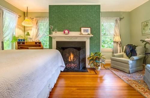 Fitchburg Bed & Breakfast | Howarth House B&B