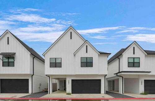 College Station House | Howdy House 4 King Suites Community Pool in Heart of BCS