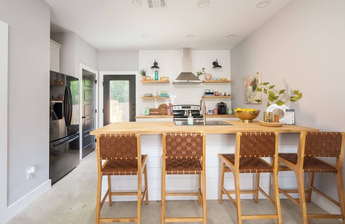 Downtown House | HowdyHouse: Designer Townhouse in Historic FOODIE Bryan Minutes to Kyle Field