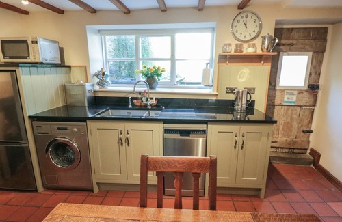 Kirkbymoorside Cottage | HOWE END COTTAGE, pet friendly, with a garden in Kirkbymoorside