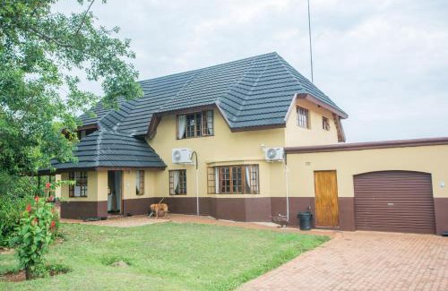 Kareeberg Cabin | Hoyohoyo Koeltehuis Farm Lodge