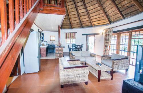 Kareeberg Cabin | Hoyohoyo Koeltehuis Farm Lodge