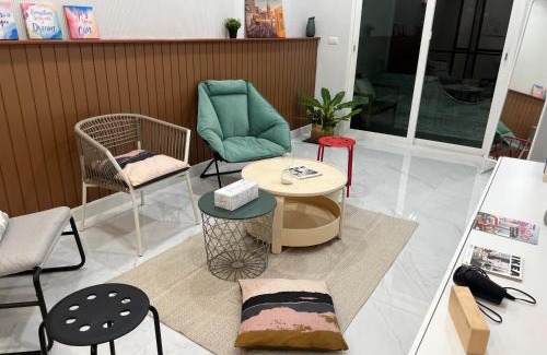 Samsen Nok House | Huai khwang Fullmoon House City center family holiday experience