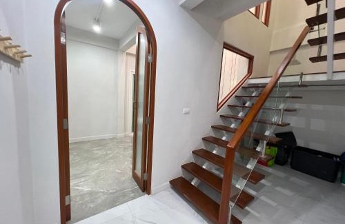 Samsen Nok House | Huai khwang Fullmoon House City center family holiday experience