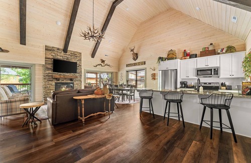 Branson House | Huck's Hollow | Hot Tub & Pools