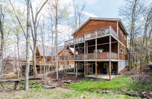 Northface House | Huck`s Place - 118 Brookside DrivennHuck`s Place - Great Access to Local Hiking Trails, Air Conditioning, Pool Table, Pet Friendly