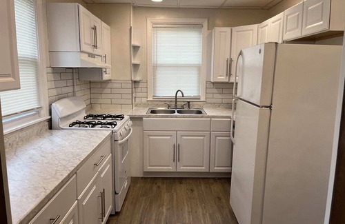 Norwood House | Hudson #1, Private Two Bed near Xavier & Downtown