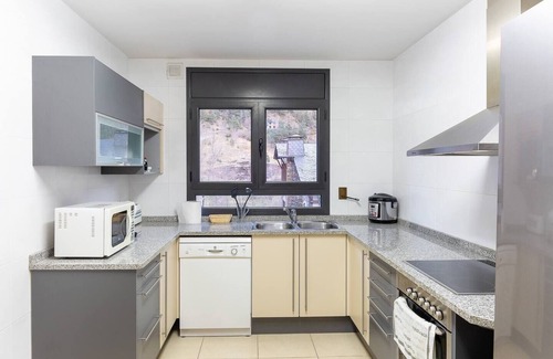 La Cortinada Apartment | Huge 3-Bedroom w Parking, 15 min to Ski Resortnn