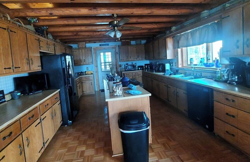 Bellmore House | Huge 4 Bedroom Luxury Log Home on Raccoon Lake