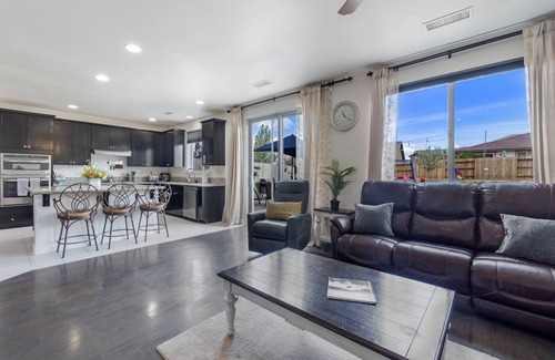 Reno House | Huge 5-bedroom 4 bath-30 minutes to Lake Tahoe-Outdoor Oasis
