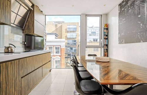 Bunhill House | Huge 7-Story Townhouse with Private Patio | Walk to Shoreditch & City
