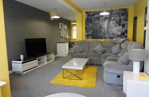 Bloxwich House | Huge 9 Bed Property Sleeps 17, Near NEC, City Centre, HS2