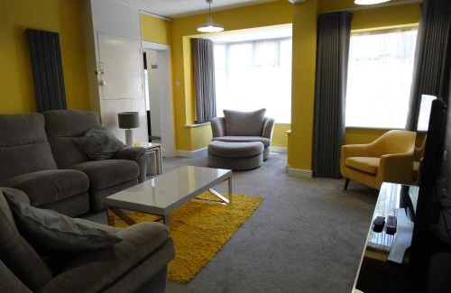 Bloxwich House | Huge 9 Bed Property Sleeps 17, Near NEC, City Centre, HS2