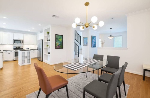 SoFi House | Huge Artistic Home in SoCo w/Cowboy Pool