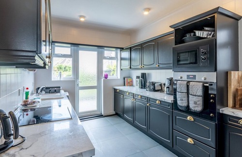 Leigh-on-Sea House | Huge Beach house -Seaview balcony-perfect location | Pass the Keys