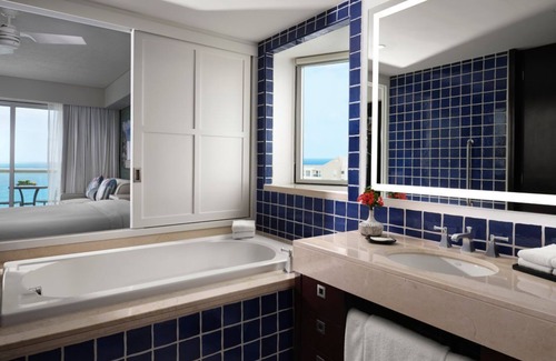 La Isla Resort | Huge beachfront resort in prime Cancun hotel zone location. Full amenities!