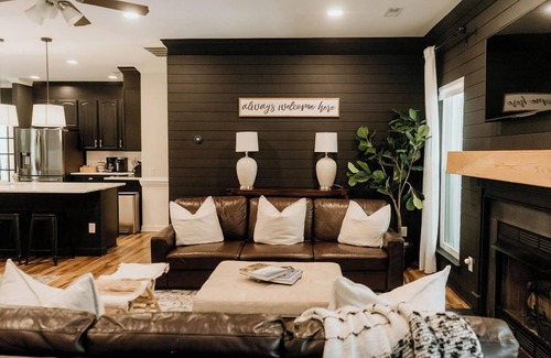 Mint Hill House | Huge Charlotte Farmhouse Villa 25 minutes from downtown!