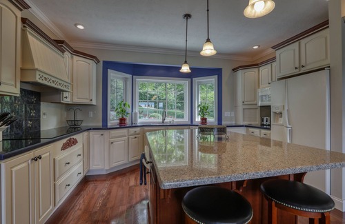 La Follette House | Huge Covered Dock & Decks, tiki bar, fire pit, free WiFI, 2 kitchens, En Suites