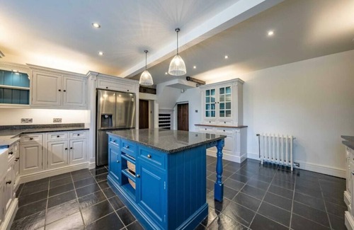 Newport House | Huge Farmhouse with Leisure Complex and Swimming Pool 5 mins from Celtic Manor
