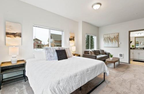 South Perry District Apartment | HUGE-Fun-Trendy Apt by Perry District & Downtown