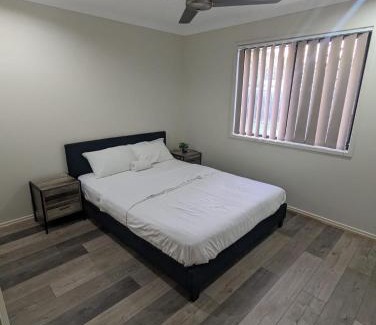 New Auckland House | Huge Holiday Home 4Beds 2Baths in Gladstone near Shopping Center