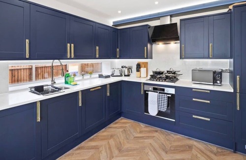 Rushmoor District House | Huge House, Contractors & Families, Free Parking