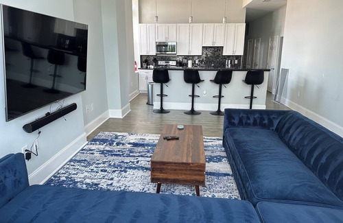 Downtown Baltimore Apartment | Huge Luxurious Downtown 4Bedrm/3Bath w/parking & a view- 5mins from Penn Station