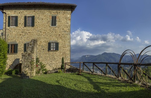 Perpoli Apartment | Huge Medieval Apartment in historic Tuscan Villa, 100% remodeled + pool