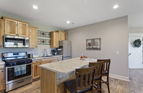 Landrum House | Huge Panoramic Mountain View, KING Bed, Office, Relaxing