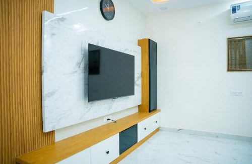 Manikonda Apartment | Huma Grand - Cozy lake view stay in the city