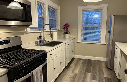 Norwood House | Hunter #2, Private One Bed near Xavier & Downtown