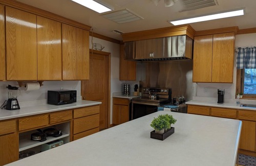 Hot Springs Cabin | Hunters Lodge in Custern18+ guests - 8 bedrooms - 18 beds - 6 baths