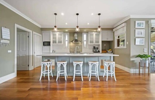 Wodonga House | "Huonview" House on the Hill. Views for miles. 5 mins from CBD