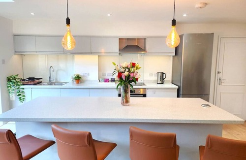 Botley House | Hutchcomb Villa, 4 Bed Luxury House,Oxford+Parking