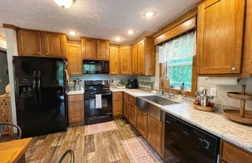 Pittsville Cottage | Hycliff Lodge- 3 br, 2 ba Waterfront Getaway