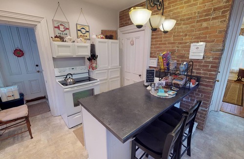 Nelsonville Bed & Breakfast | Hyde House Lilac Suite near Hocking Hills, Ohio University, Athens & Logan