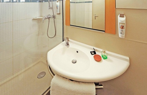 Maisons-Laffitte Hotel | ibis Maisons Laffitte