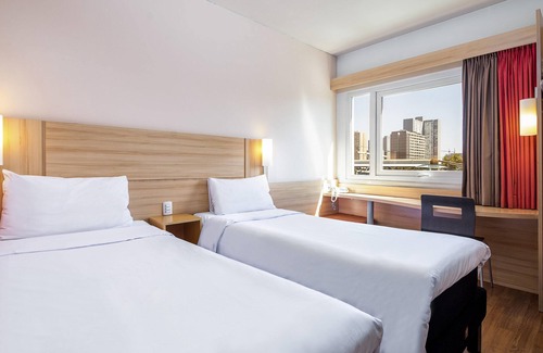 Las Rejas Hotel | ibis Santiago Estación Central