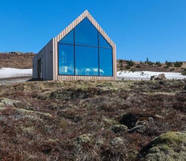 Selfoss Cabin | Iceland Lakeview Retreat