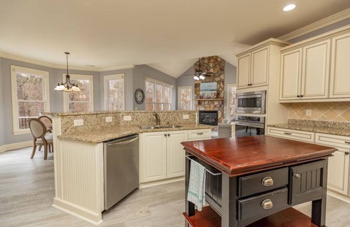 Macon House | "Icing on the Lake" Hot Tub, Theater, Gym, Fire Pit, Lily pad, Pool table!