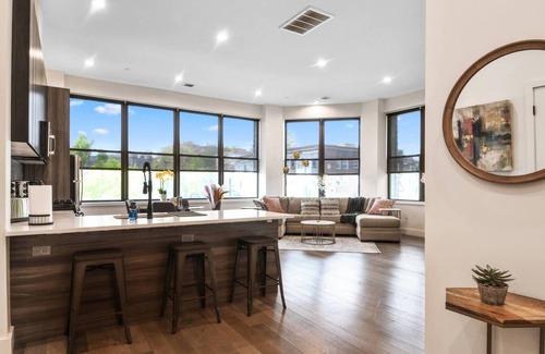 Orange Hotel | Iconic! 2BR Kind bed! 40 MIN NYC