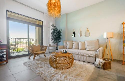 Umm Suqeim 3 Apartment | Iconic Views Apt With Balcony Close to the Beach