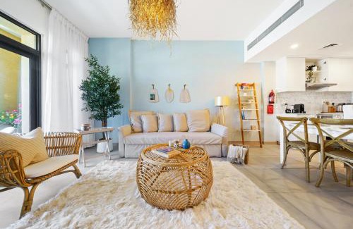 Umm Suqeim 3 Apartment | Iconic Views Apt With Balcony Close to the Beach