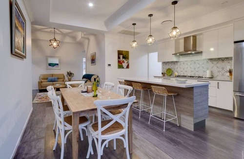 Urangan House | Ideal base 4 Whale Watching.Private deck/BBQ/AC.