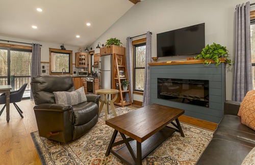 Carbondale Cabin | Ideal Couple's Wooded Retreat near Giant City Park