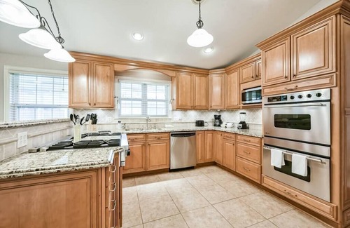 Memorial House | Ideal for families/friends seeking comfort, relaxation, and shopping