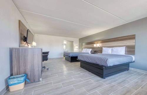 Revelo Hotel | Ideal for Groups: 2 Rooms w/Free Breakfast, Pool, Near Princess Falls Trailhead